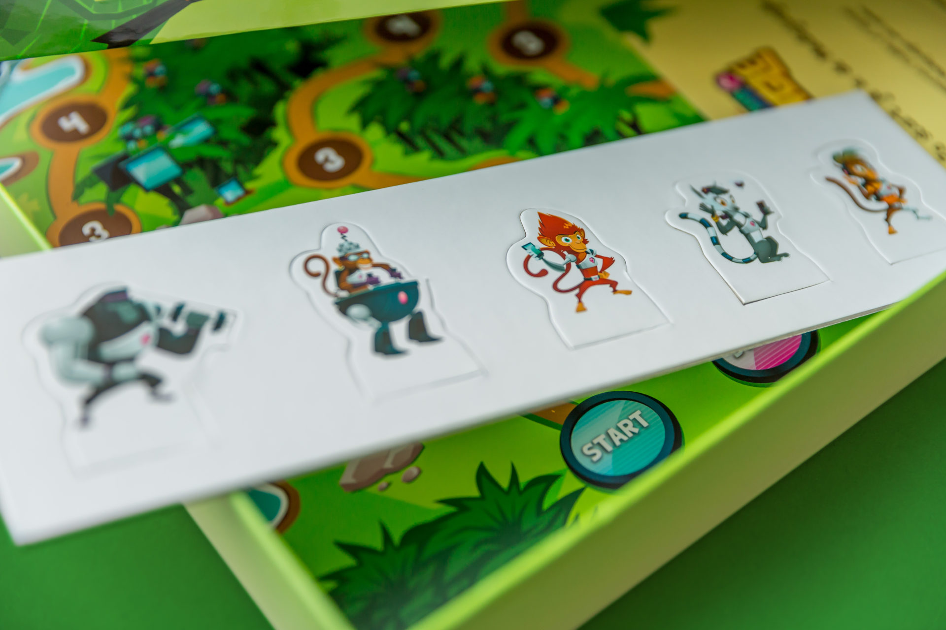 Spel doos-deksel met spelbord -en poppetjes